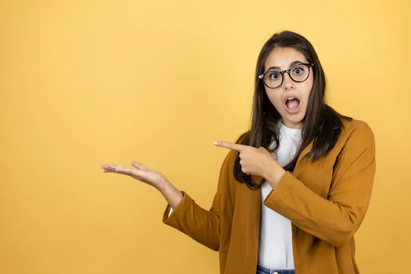 Jonge Mooie Vrouw Draagt Een Blazer Geïsoleerde Gele Achtergrond Wijzend — Stockfoto