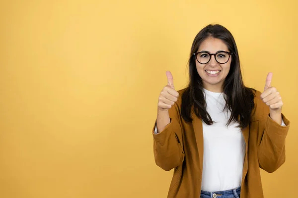 Young Beautiful Woman Wearing Blazer Isolated Yellow Background Smiling Doing — Stock Photo, Image