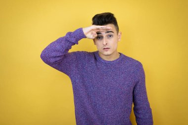 Kafkasyalı genç, izole edilmiş sarı arka plan çok mutlu ve gülümsüyor. arama kavramı.