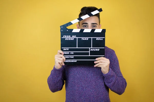 Giovane Uomo Caucasico Isolato Sfondo Giallo Tenendo Clapperboard Molto Felice — Foto Stock