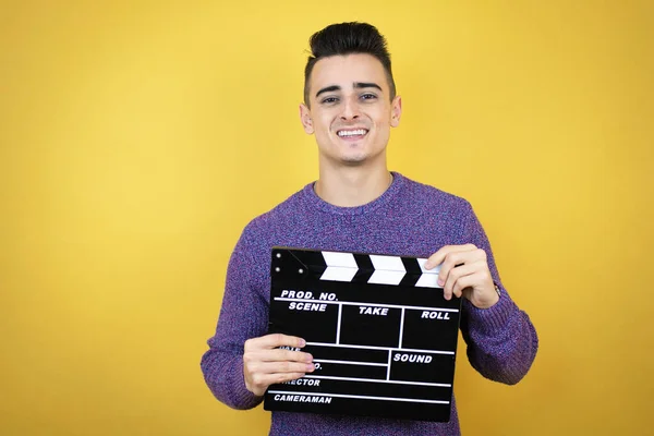 Jovem Caucasiano Sobre Isolado Fundo Amarelo Segurando Palmas Muito Feliz — Fotografia de Stock