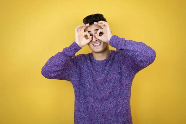 Giovane Uomo Caucasico Sfondo Giallo Isolato Facendo Gesto Scioccato Con — Foto Stock