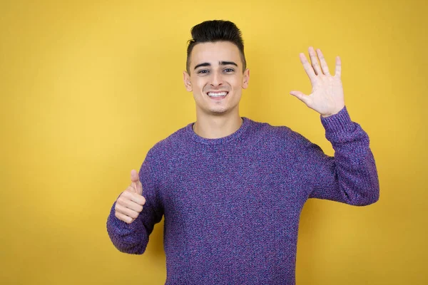 Junger Kaukasischer Mann Auf Isoliertem Gelben Hintergrund Der Mit Finger — Stockfoto