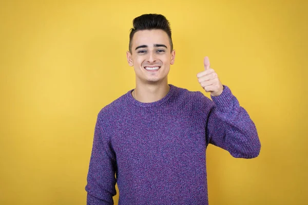 Jovem Caucasiano Sobre Fundo Amarelo Isolado Sorrindo Fazendo Sinal Com — Fotografia de Stock