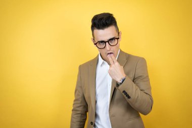 Soyutlanmış sarı bir geçmişi olan genç bir iş adamı.