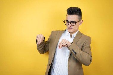 Soyutlanmış sarı arka plandaki genç iş adamı tiksinti ifadesi, tiksinti tepkisi yüzünden tiksinti ve korku dolu bir ifade. Can sıkıcı bir kavram.