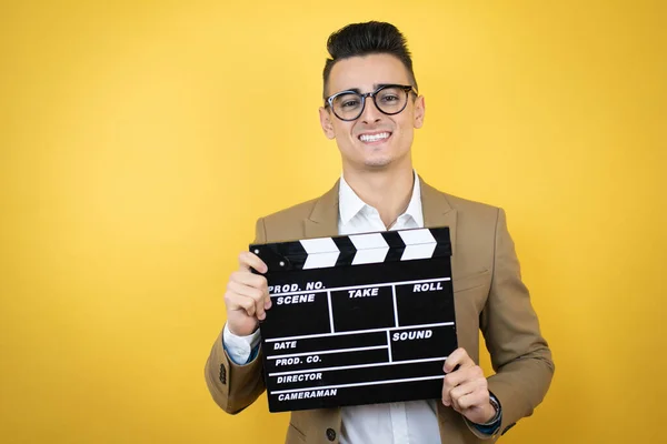 Junger Geschäftsmann Über Isoliertem Gelben Hintergrund Mit Klapptafel Sehr Glücklich — Stockfoto
