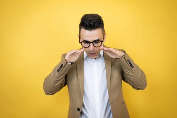 Junger Geschäftsmann Vor Isoliertem Gelben Hintergrund Schreit Und Schreit Laut — Stockfoto