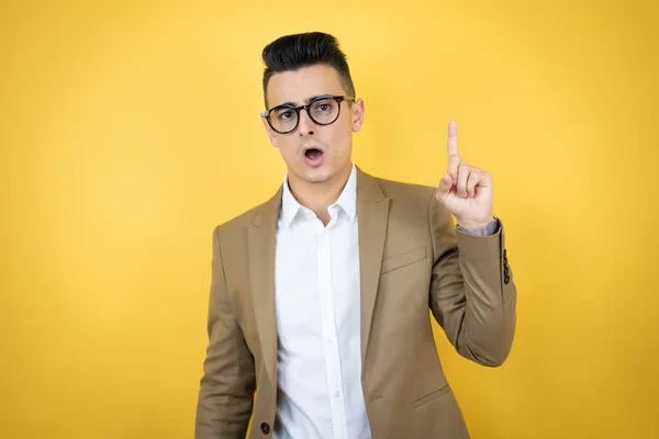 Junger Geschäftsmann Auf Isoliertem Gelben Hintergrund Überrascht Und Denkt Mit — Stockfoto