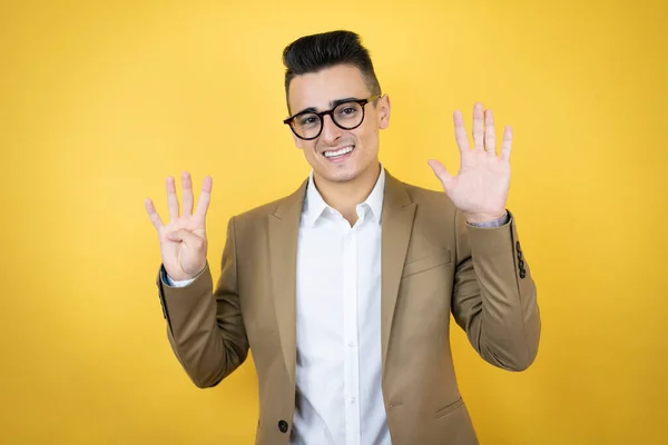 Junger Geschäftsmann Auf Isoliertem Gelben Hintergrund Zeigt Mit Finger Nummer — Stockfoto