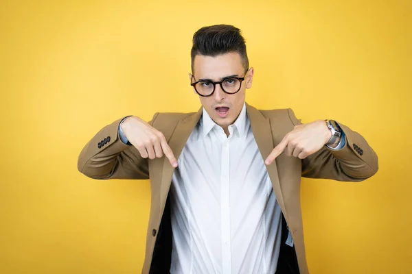Junger Geschäftsmann Auf Gelbem Hintergrund Sieht Selbstbewusst Aus Mit Einem — Stockfoto