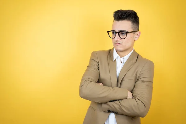 Junger Geschäftsmann Mit Isoliertem Gelben Hintergrund Der Müde Und Gelangweilt — Stockfoto