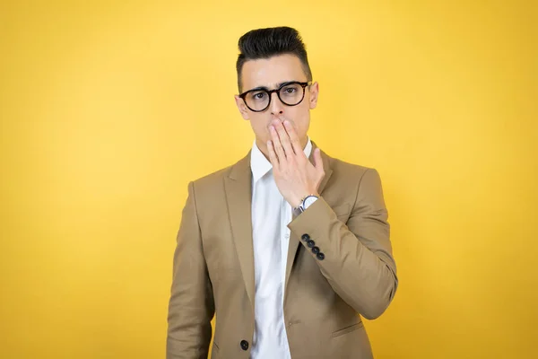 Junger Geschäftsmann Über Isoliertem Gelben Hintergrund Überrascht Den Mund Mit — Stockfoto