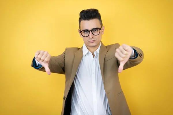 Junger Geschäftsmann Auf Isoliertem Gelben Hintergrund Mit Wütendem Gesicht Negatives — Stockfoto