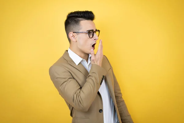 Junge Geschäftsmann Über Isolierten Gelben Hintergrund Mit Ihrer Hand Über — Stockfoto