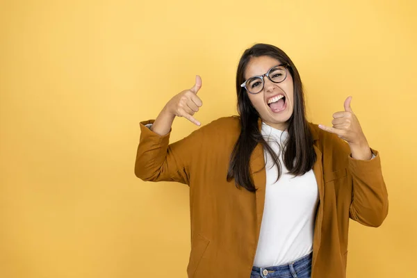 Young Beautiful Woman Wearing Blazer Isolated Yellow Background Shouting Crazy — Stock Photo, Image