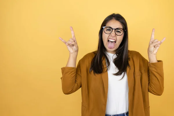 Young Beautiful Woman Wearing Blazer Isolated Yellow Background Shouting Crazy — Stock Photo, Image