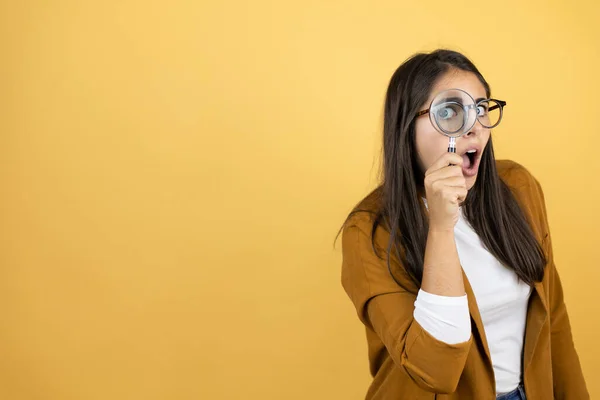 Young Beautiful Woman Wearing Blazer Isolated Yellow Background Surprised Looking — Stock Photo, Image