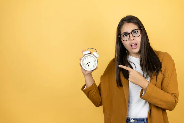 Jonge Mooie Vrouw Draagt Een Blazer Geïsoleerde Gele Achtergrond Wijzend — Stockfoto