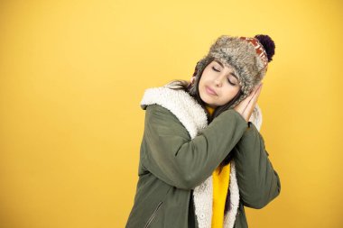 Sarı arka planda yeşil ceketli, şapkalı, genç ve güzel bir kadın uyur, yorgun düşler kurar, el ele poz verir, gözleri kapalı gülümserdi..