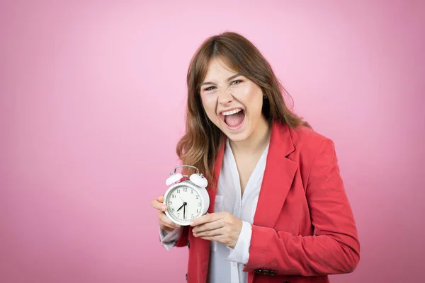 Молодая Деловая Женщина Изолированном Розовом Фоне Кричит Боится Указывая Часы — стоковое фото