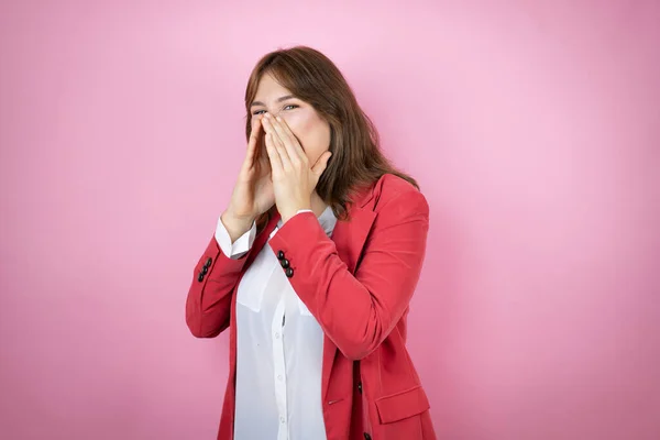 若いですビジネス女性上の隔離されたピンクの背景叫びと大声で側に手で口 — ストック写真