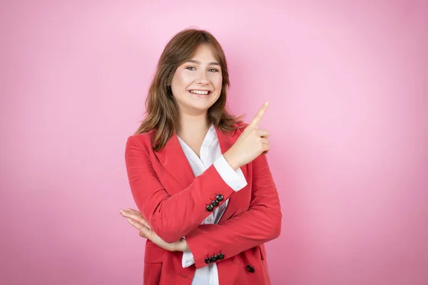 Молода Ділова Жінка Над Ізольованим Рожевим Тлом Посміхається Вказує Рукою — стокове фото