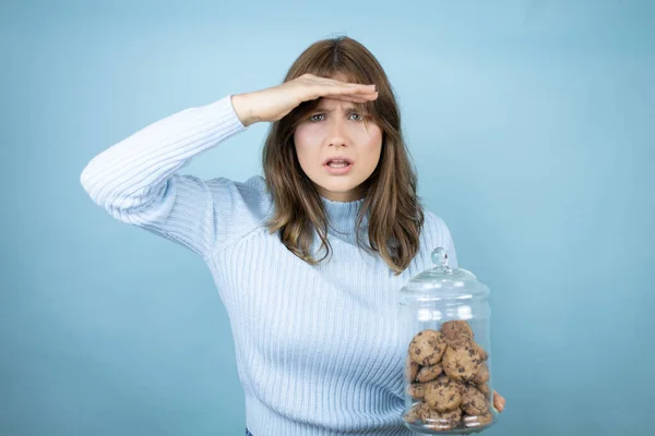 Young Beautiful Woman Holding Chocolate Chips Cookies Jar Isolated Blue — Stock Photo, Image