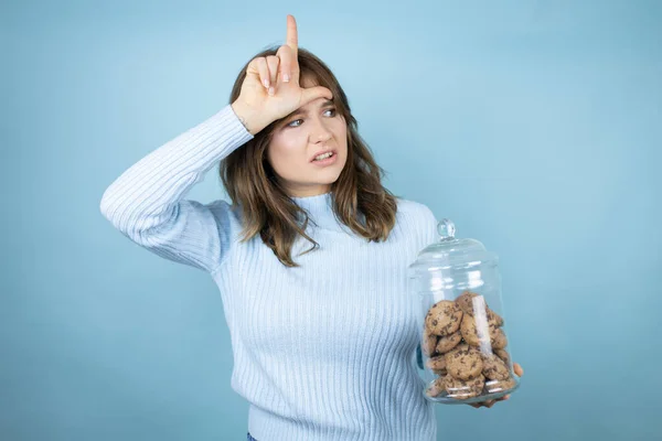 Young Beautiful Woman Holding Chocolate Chips Cookies Jar Isolated Blue — Stock Photo, Image