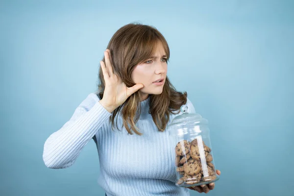 Young Beautiful Woman Holding Chocolate Chips Cookies Jar Isolated Blue — Stock Photo, Image