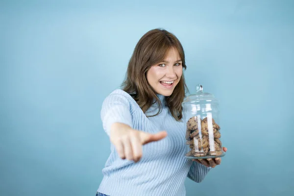 Young Beautiful Woman Holding Chocolate Chips Cookies Jar Isolated Blue — Stock Photo, Image