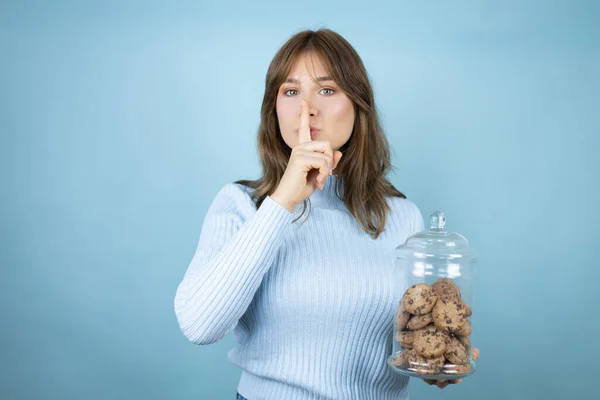 Young Beautiful Woman Holding Chocolate Chips Cookies Jar Isolated Blue — Stock Photo, Image