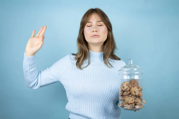 Young Beautiful Woman Holding Chocolate Chips Cookies Jar Isolated Blue — Stock Photo, Image