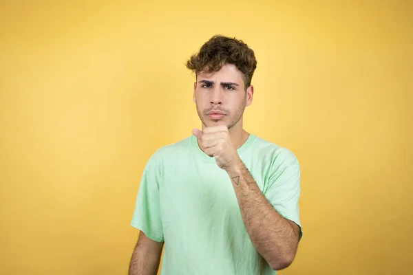Schöner Mann Einem Grünen Lässigen Shirt Vor Gelbem Hintergrund Mit — Stockfoto