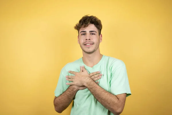 Hombre Guapo Con Una Camiseta Verde Casual Sobre Fondo Amarillo — Foto de Stock