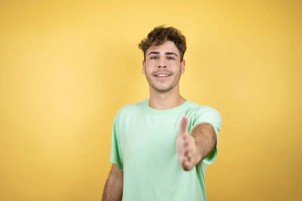 Bello Uomo Indossa Una Shirt Casual Verde Sfondo Giallo Sorridente — Foto Stock
