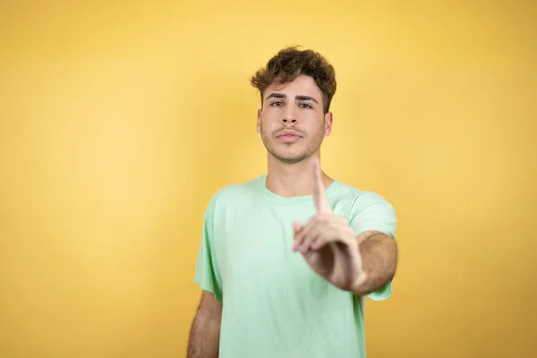 Hombre Guapo Con Una Camiseta Casual Verde Sobre Fondo Amarillo —  Fotos de Stock