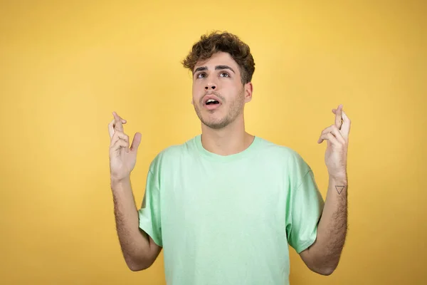 Schöner Mann Der Ein Grünes Lässiges Shirt Über Gelbem Hintergrund — Stockfoto