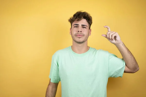 Hombre Guapo Con Una Camiseta Verde Casual Sobre Fondo Amarillo — Foto de Stock