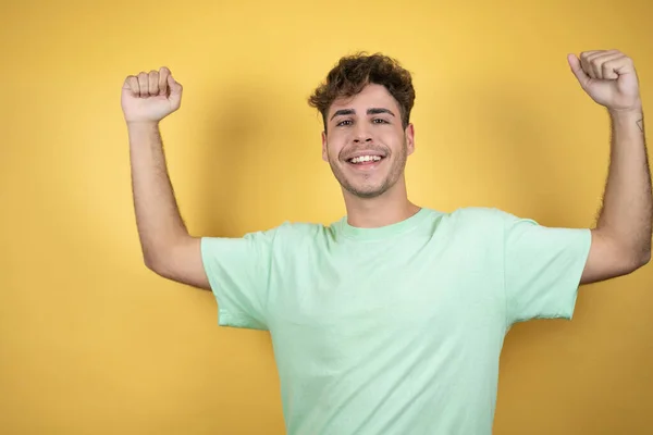Schöner Mann Einem Grünen Lässigen Shirt Vor Gelbem Hintergrund Sehr — Stockfoto