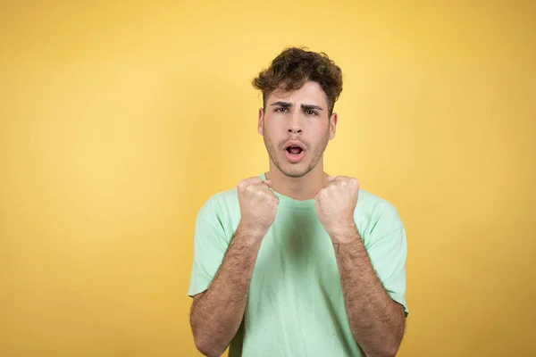 Knappe Man Draagt Een Groen Casual Shirt Gele Achtergrond Erg — Stockfoto