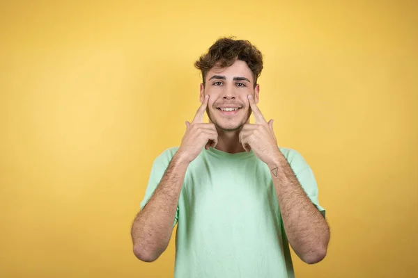 Knappe Man Draagt Een Groen Casual Shirt Gele Achtergrond Glimlachend — Stockfoto