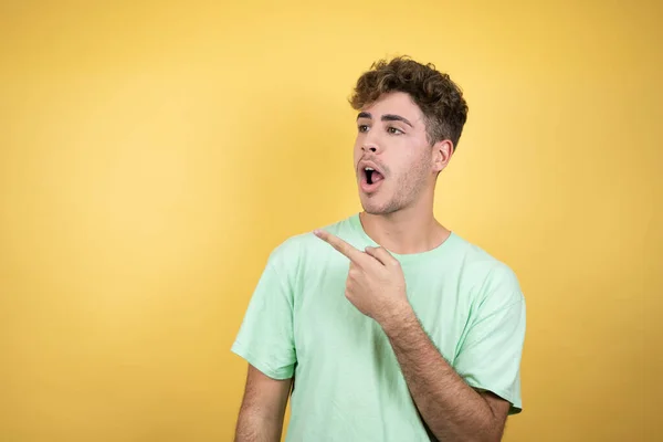 Schöner Mann Einem Grünen Lässigen Shirt Über Gelbem Hintergrund Lächelnd — Stockfoto