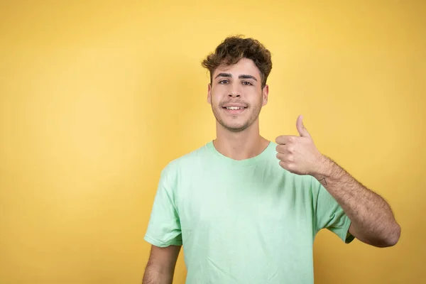 Schöner Mann Der Ein Grünes Lässiges Shirt Über Gelbem Hintergrund — Stockfoto