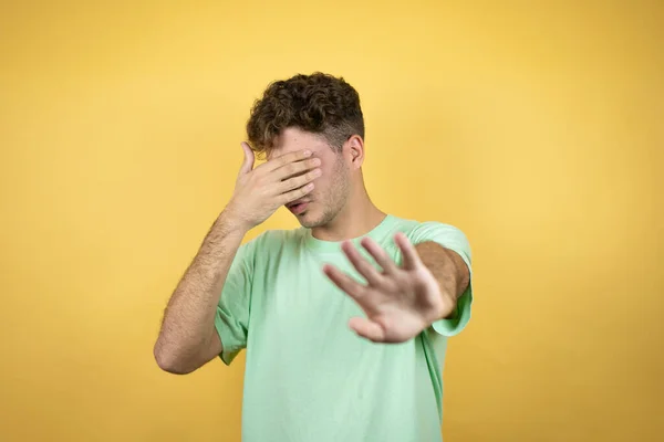 Knappe Man Draagt Een Groen Casual Shirt Gele Achtergrond Die — Stockfoto