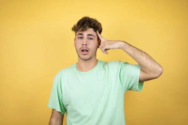 Bonito Homem Vestindo Uma Camiseta Casual Verde Sobre Fundo Amarelo — Fotografia de Stock