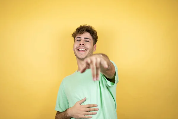 Hombre Guapo Con Una Camiseta Verde Casual Sobre Fondo Amarillo —  Fotos de Stock