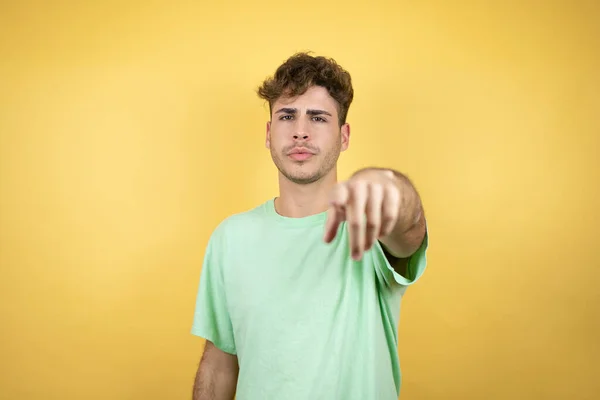 Hombre Guapo Con Una Camiseta Casual Verde Sobre Fondo Amarillo — Foto de Stock