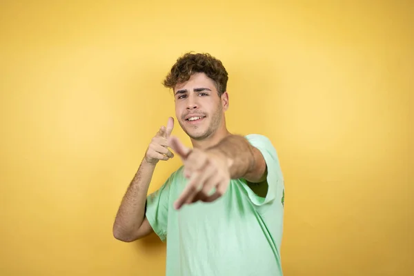 Knappe Man Draagt Een Groen Casual Shirt Gele Achtergrond Wijzend — Stockfoto