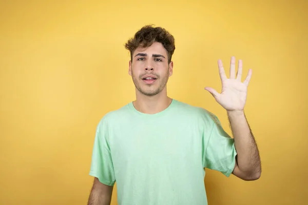 Knappe Man Met Een Groen Casual Shirt Gele Achtergrond Die — Stockfoto